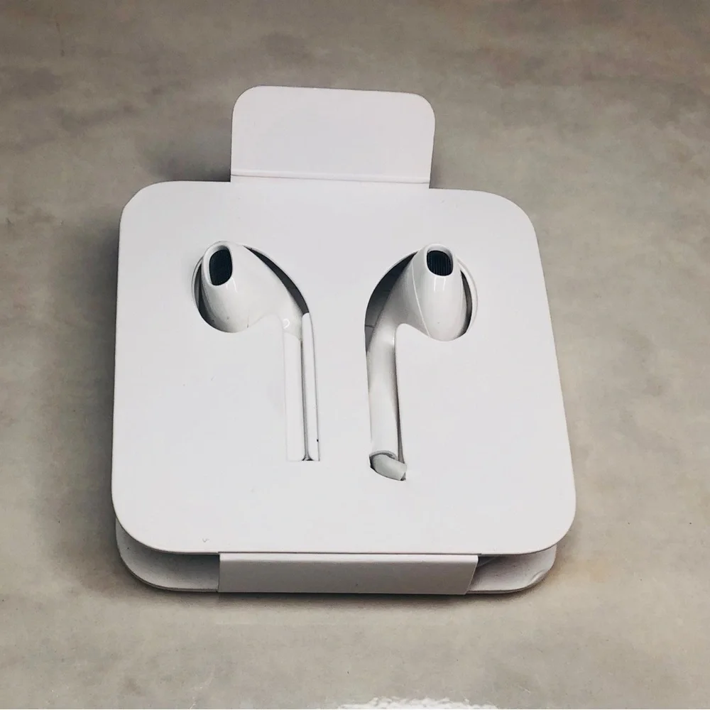 New. Apple White EarPods / Headphones with Wired Connection